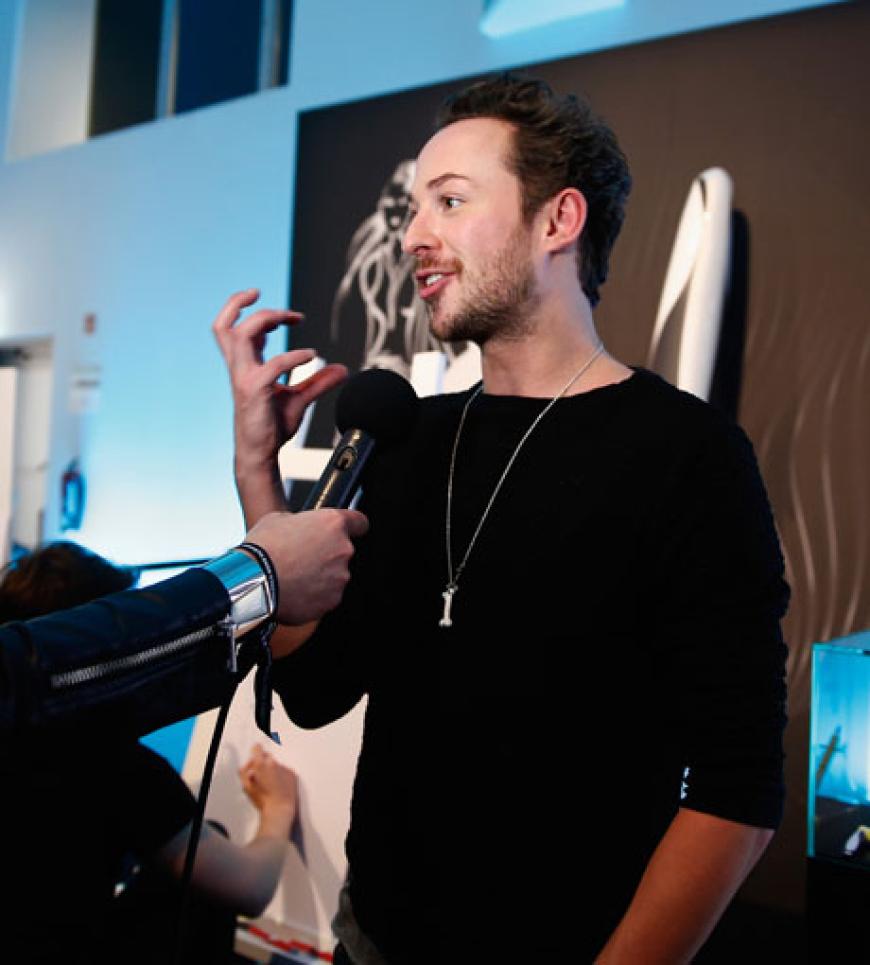 Designer Marcel Ostertag gibt backstage fleißig Interviews