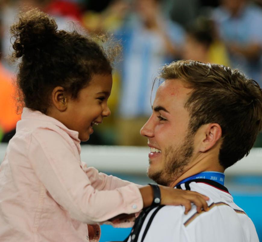 Die Kleine hat besonders einen Narren an Mario Götze gefressen