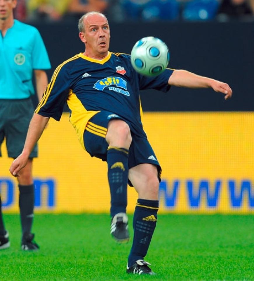 McFit Allstar Mario Basler spielt den Ball für einen guten Zweck