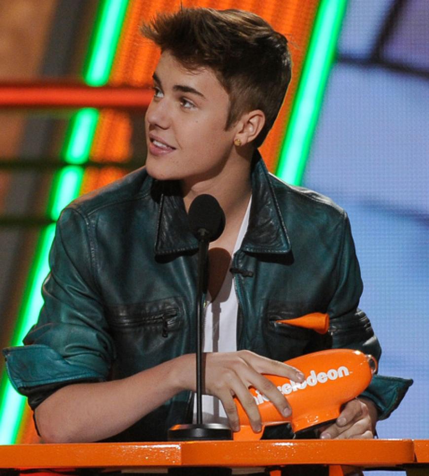 Nichts ahnend nimmt Justin Bieber seinen Award als Bester Sänger entgegen