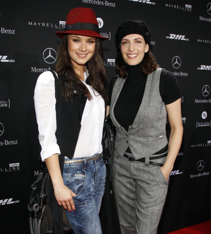 Die beiden GZSZ-Stars Janina Uhse und Ulrike Frank schauten im Fashion Zelt vorbei
