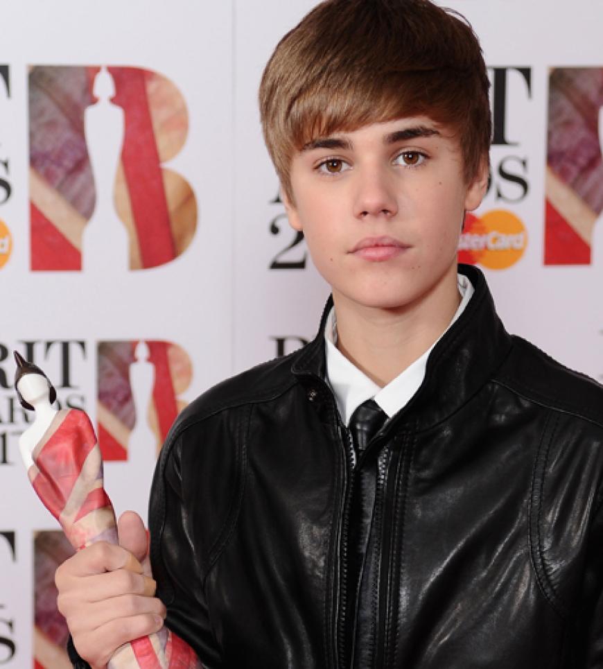 Der Award scheint Justin Bieber über seine Pleite bei den Grammys nicht wirklich zu trösten ...