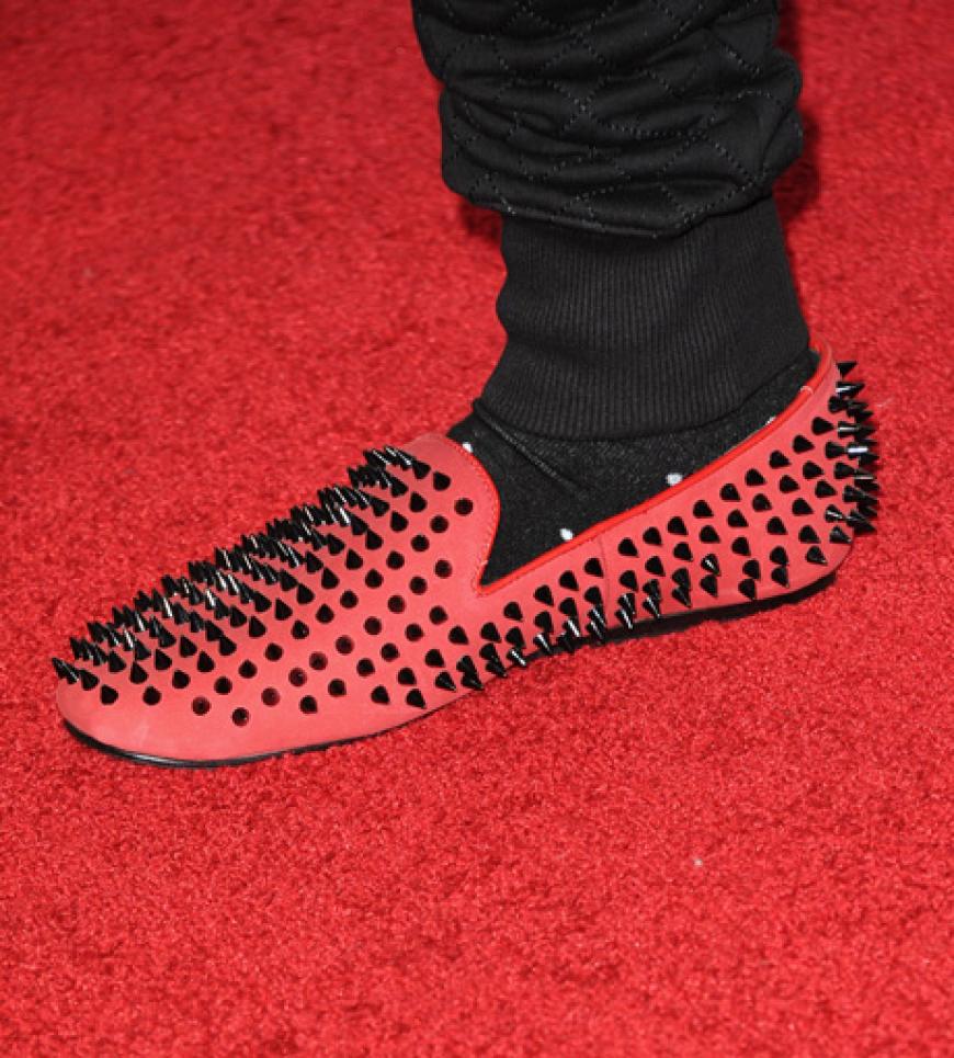 Außergewöhnliches Schuhwerk: Justin Bieber mit roten Nieten-Slipper
