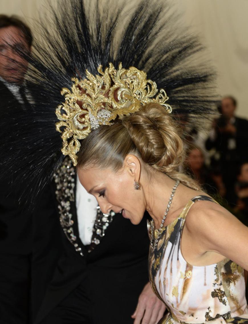 Sarah Jessica Parker sorgte vor allem mit ihrem aufwändingen Kopfschmuck für Aufsehen