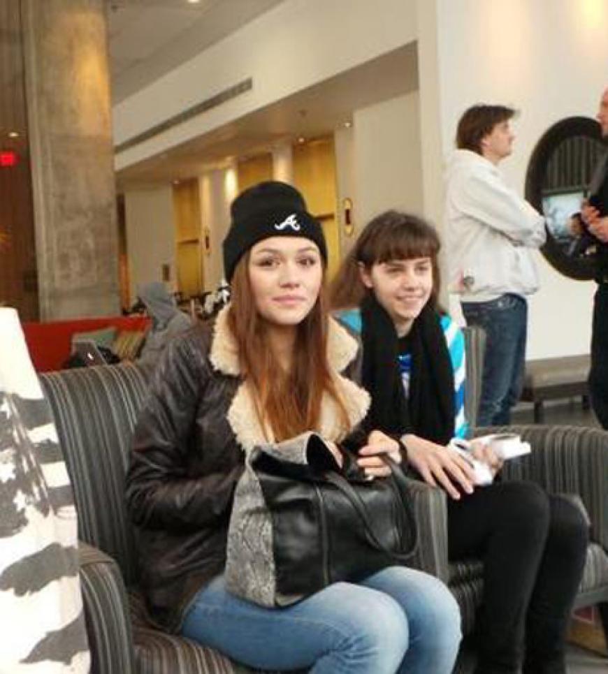 Anna Maria und Jacqueline am Flughafen´