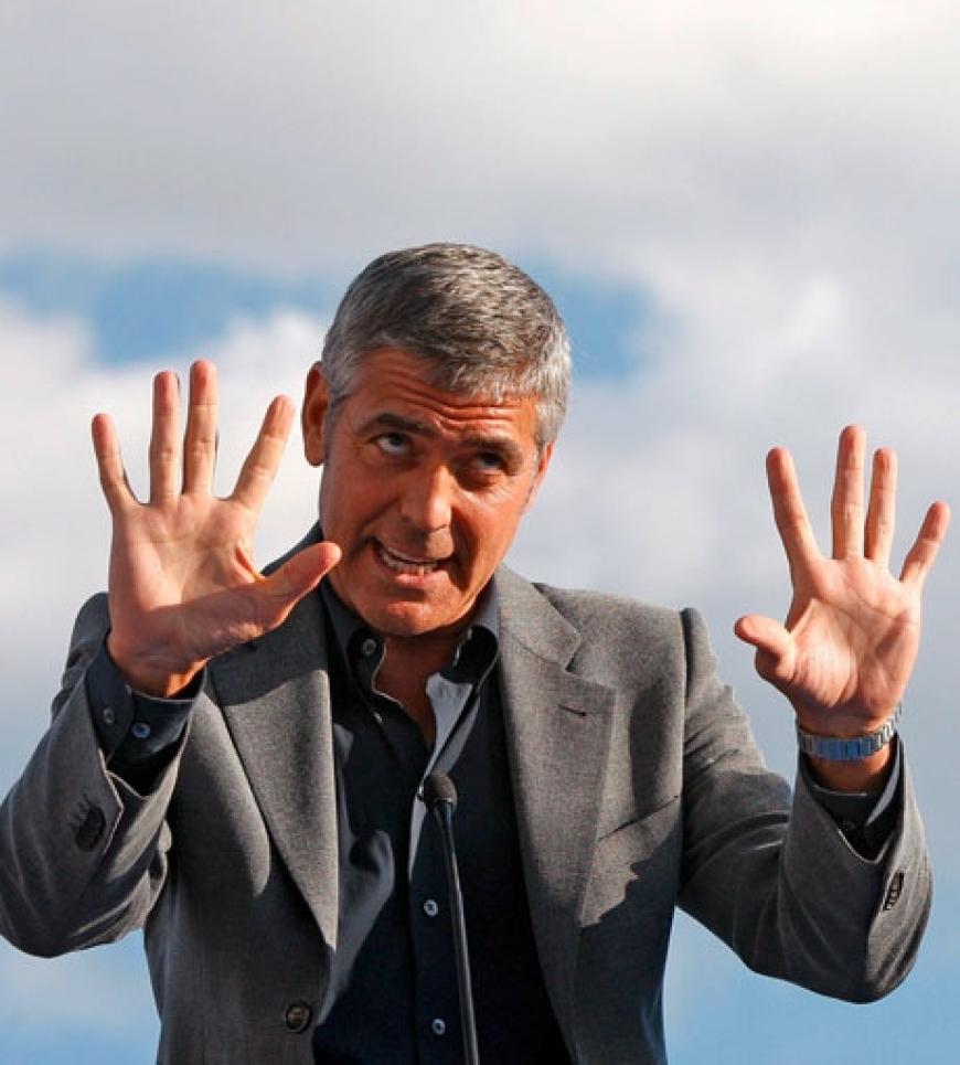 George Clooney spricht zu den Zuschauern, er verspricht Hilfe und möchte in der zerstörten Stadt einen Kinofilm drehen