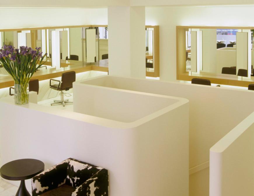 Man muss schon etwas suchen, um den Salon in einer kleinen Straße im elitären Stadtteil Mayfair zu finden – über der Tür befindet sich kein Schild, auch in den Fenstern hängen keine Hinweise. Im Inneren lassen sich Londonerinnen wie Kate Moss und Claudia Schiffer die Haare schneiden und färben. Für Letzteres ist Top-Coloristin Nicola Clarke verantwortlich. Sie entwickelte übrigens auch Madonnas Blondton. 4 Aldford Street, www.johnfrieda.de