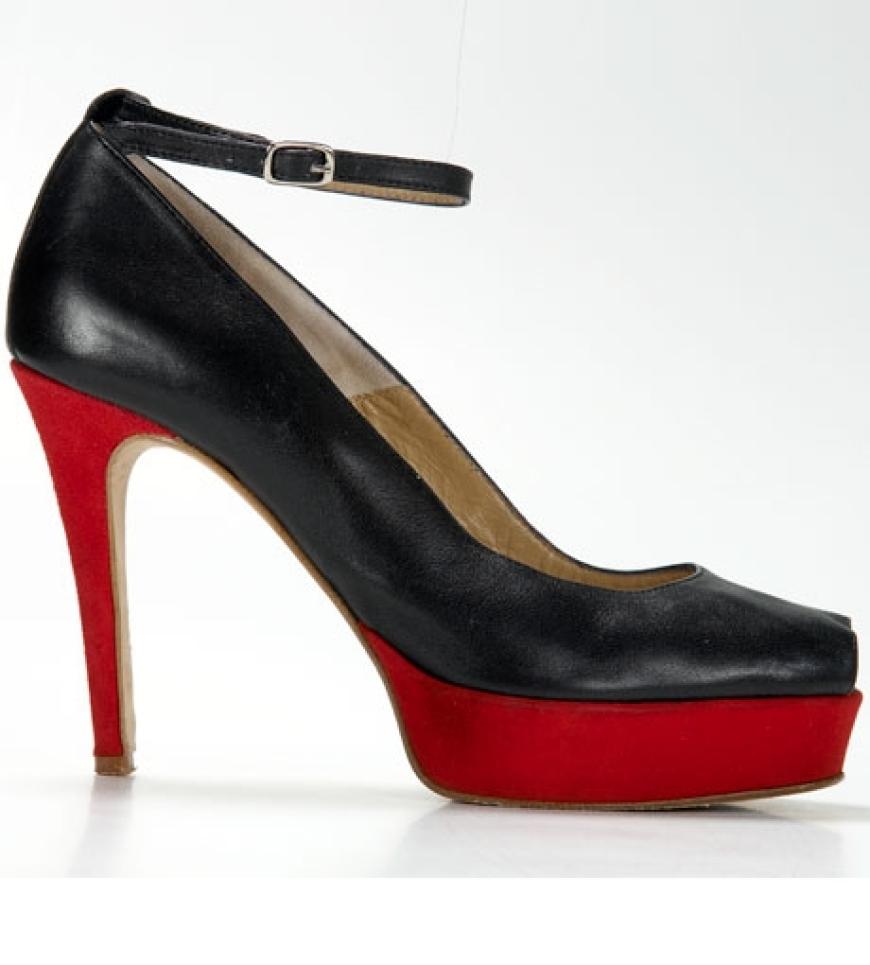 Kontrastreich mit Fesselriemchen von By Malene Birger, ca. 350 Euro
