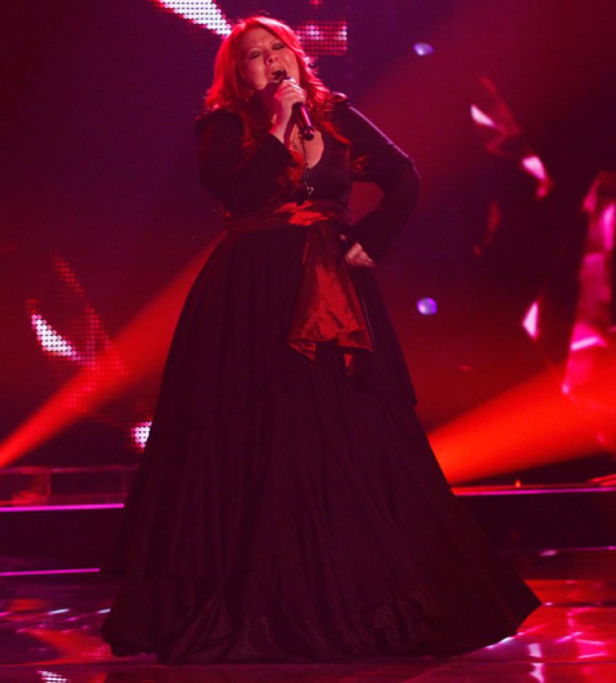 Im langen schwarzen Kleid trat Yasmina Hunzingers auf die Bühne und performte den Song