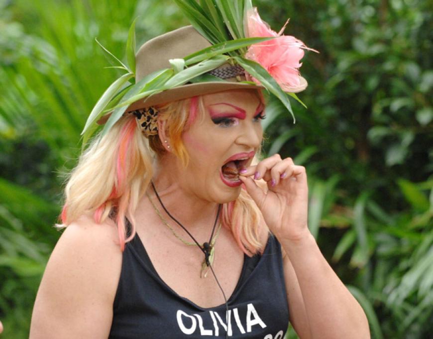 Olivia isst zuerst. Ein ganzer Teller lebendiger Regenwürmer muss innerhalt einer Minute verspeist werden. Sie kämpft, stopft und kaut. Und schafft es in der letzten Sekunde, den leeren Mund zu zeigen! Der erste Stern ist sicher!