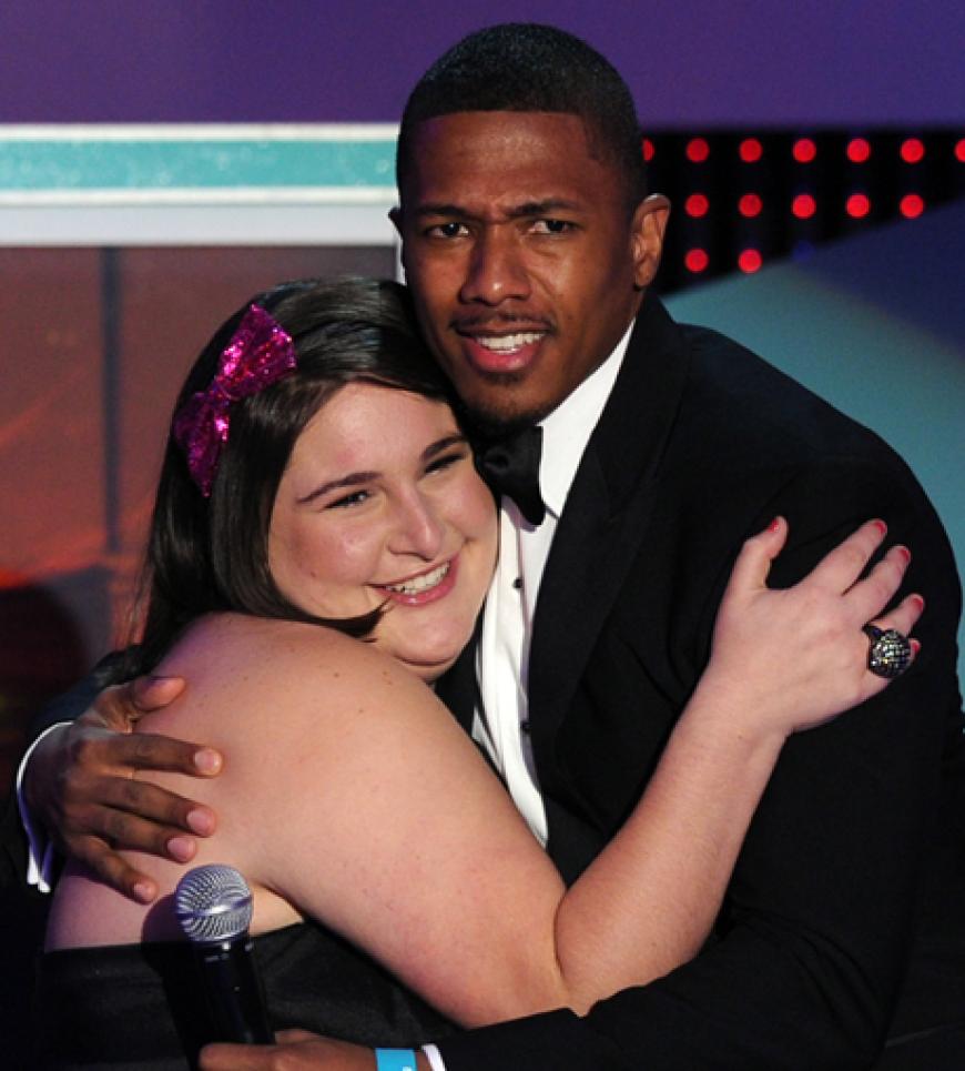 Emotionaler Moment: Emily-Anne Rigal bekommt eine Auszeichnung von Nick Cannon überreicht