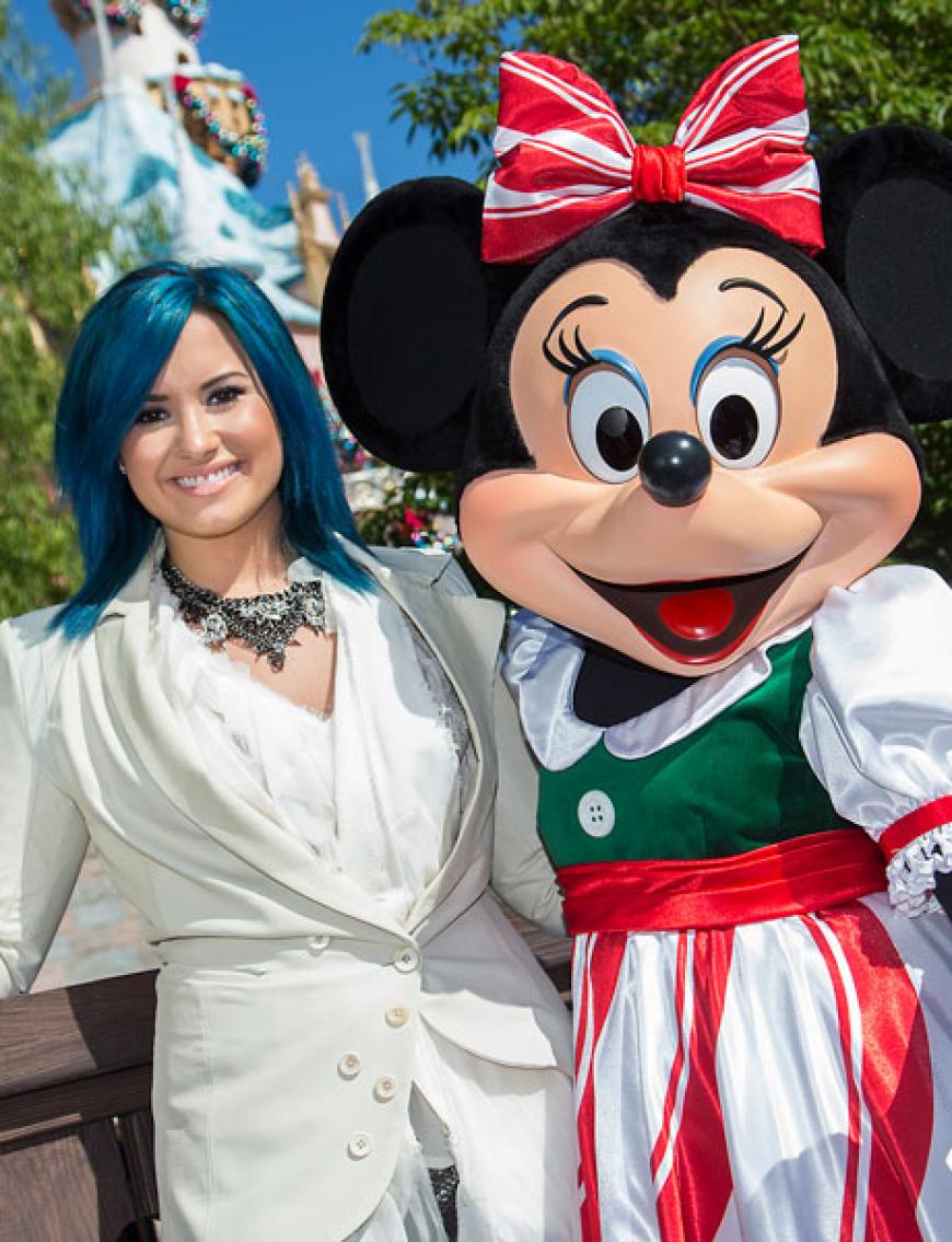 Demi Lovato (mit blauer Mähne) und Minnie Mouse strahlen um die Wette. Sie treten gemeinsam bei der alljährlichen