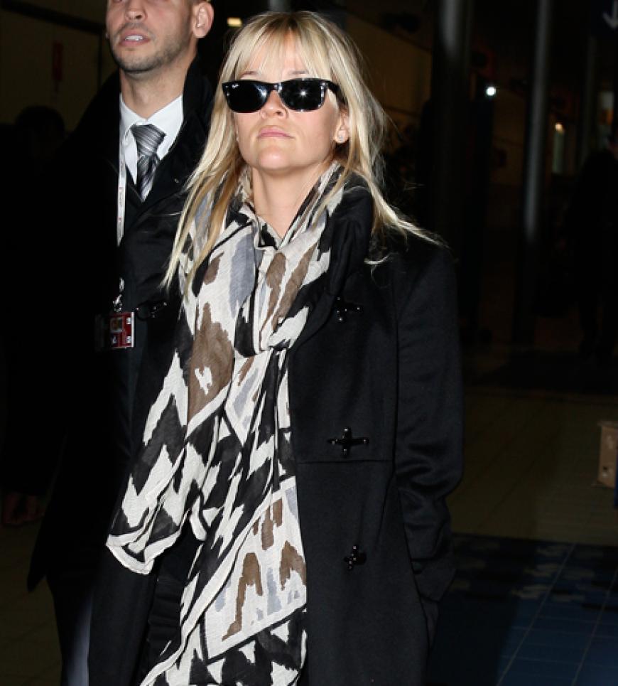 Auf und davon! Die Promis jetten rund um die Welt - die besten Schnappschüsse vom Airport gibt's hier. Reese Witherspoon versucht sich zu tarnen - doch keine Chance!
