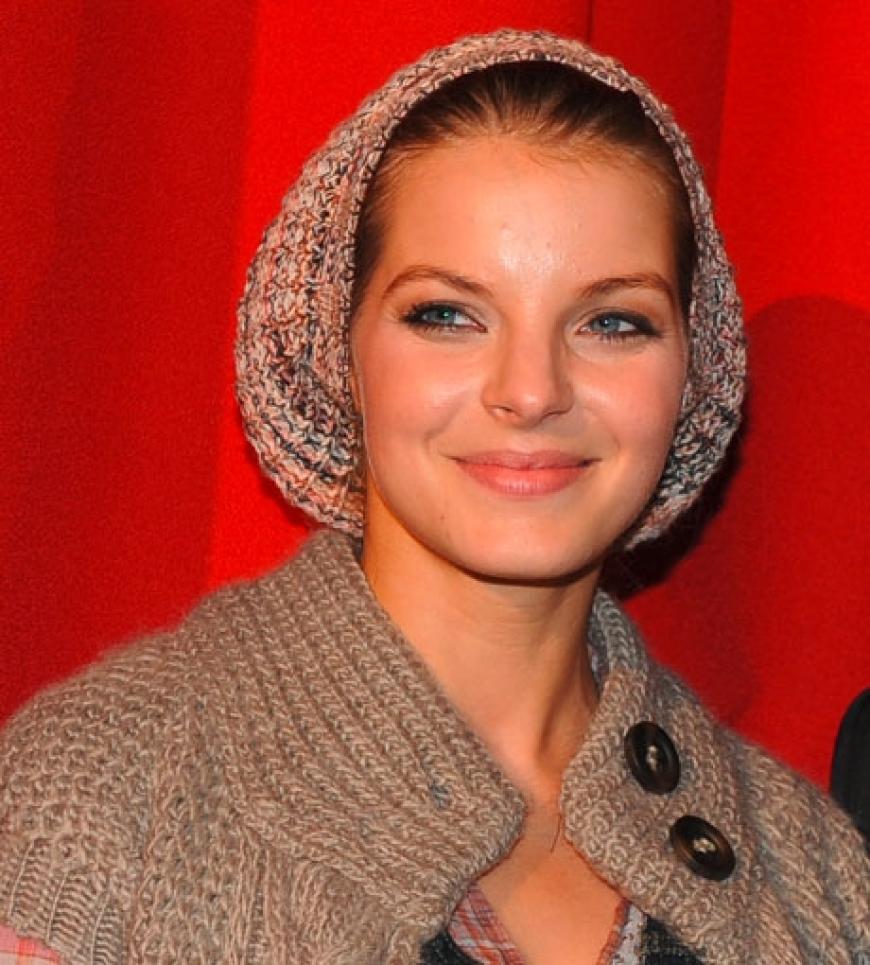 Yvonne Catterfeld trägt ihre Mütze sogar zur Premiere von