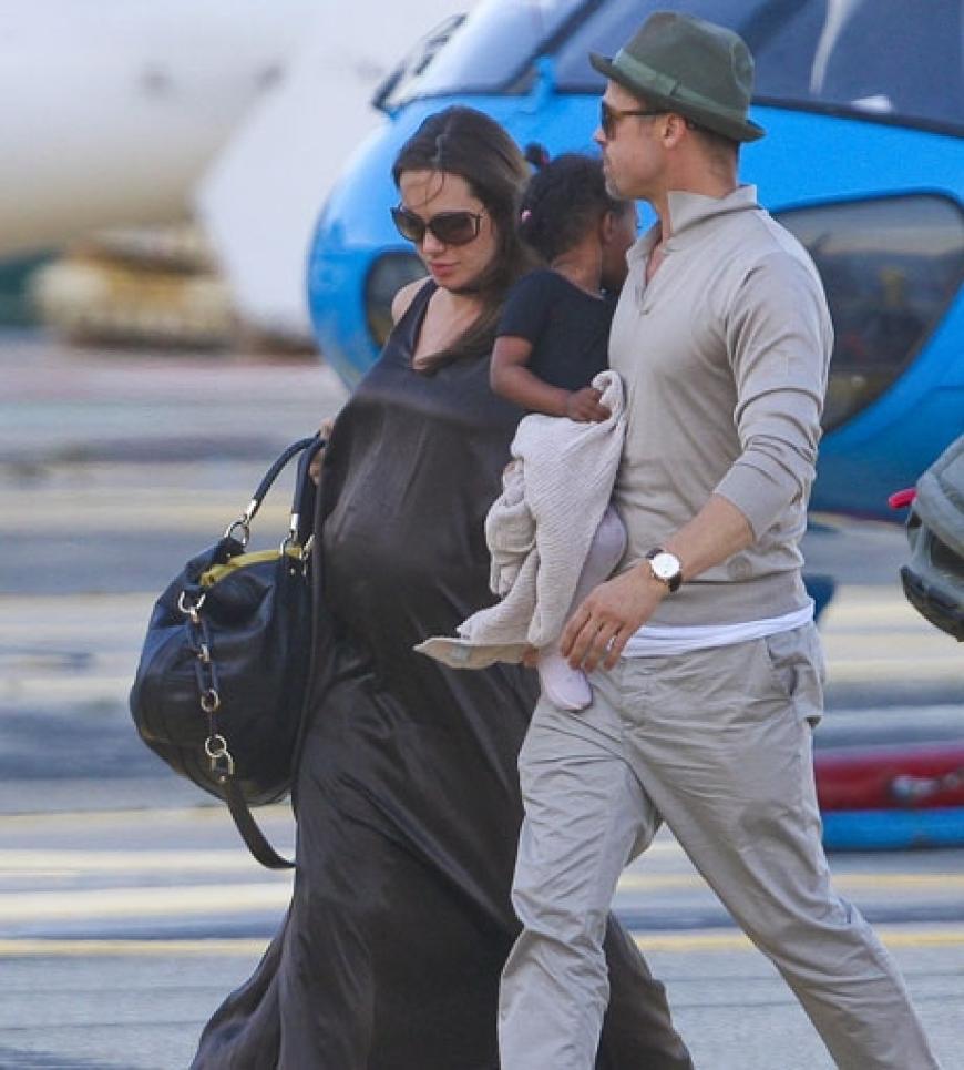 Angelina hochschwanger mit Shiloh. Selbst dann fliegt sie mit ihrer Familie noch um die Welt