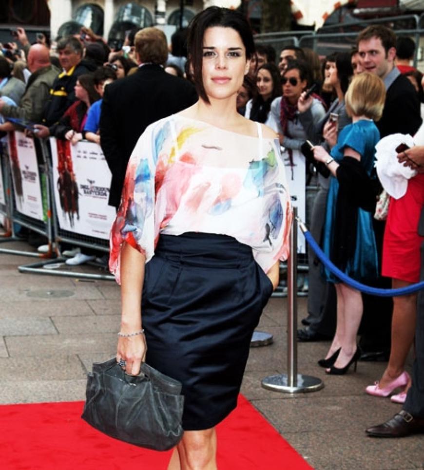 Schauspielerin Neve Campbell. Vielleicht hoffte sie, Brad Pitt bei der Premiere zu sehen