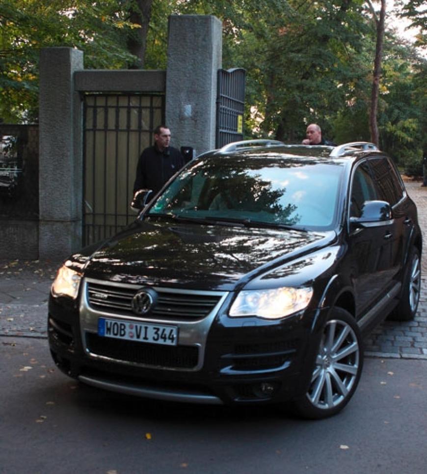 Vor Brad Pitts Villa am Wannensee