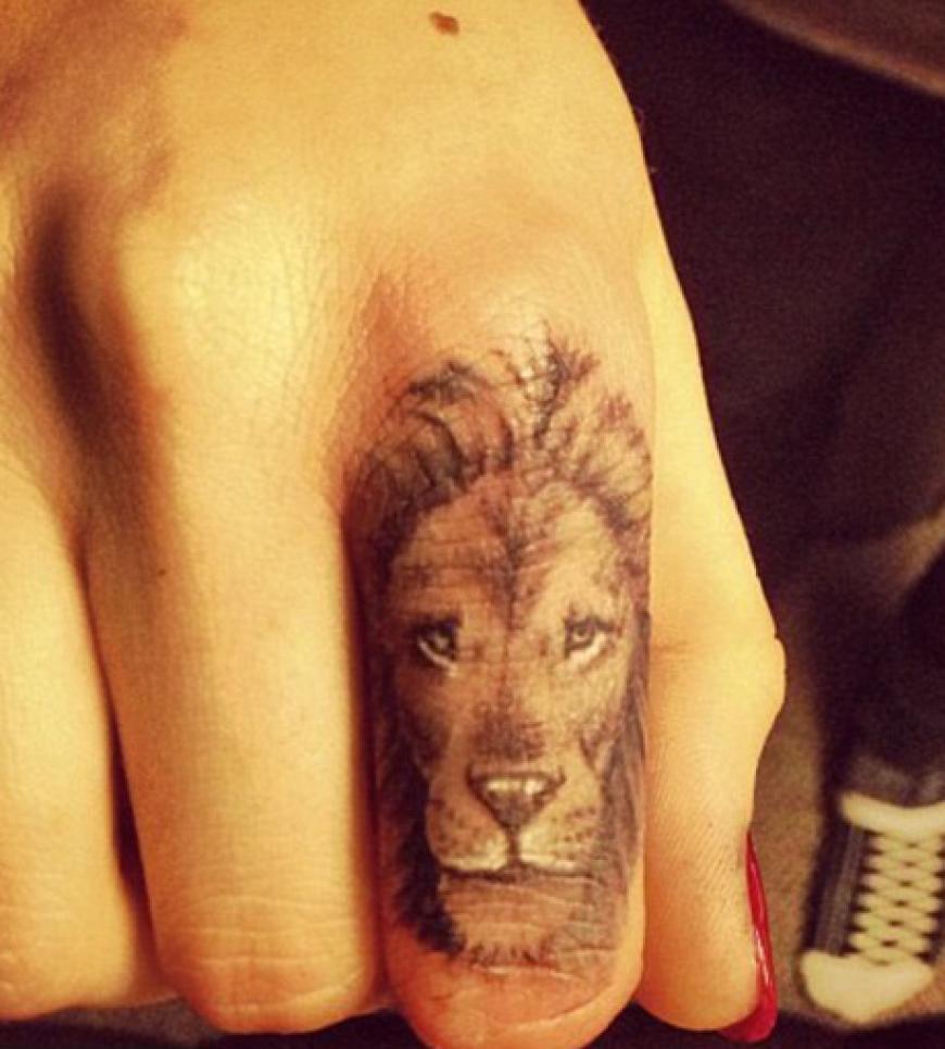 Brüll, Löwe! Model Cara Delevingne ließ sich ihr erstes Tattoo stechen: ein Löwenkopf ziert nun die Vorderseite ihres rechten Zeigefingers