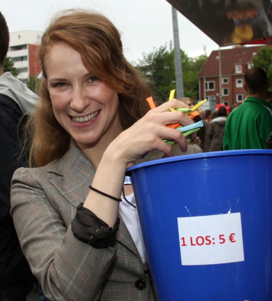 Los-Fee Chiara Schoras mit den Glückslosen