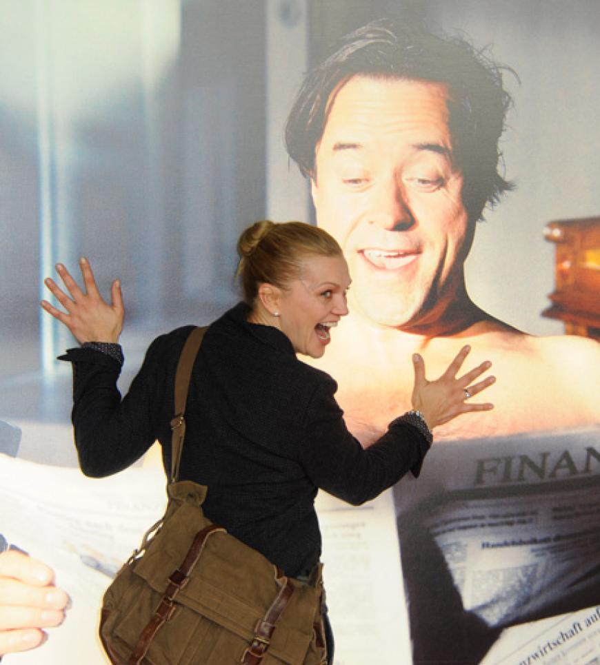 Seine Frau Anna Loos stürzte sich auf das Filmplakat ihres Mannes