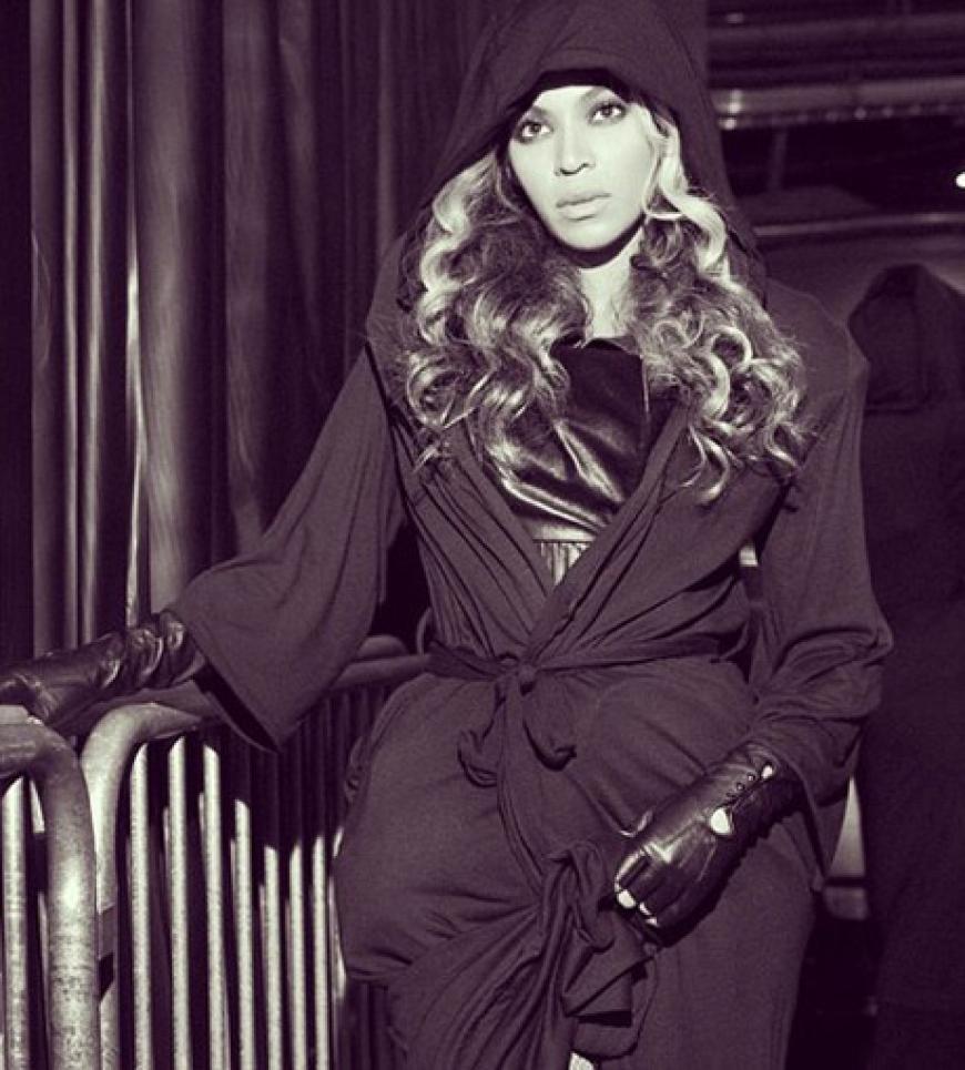 Kurz nach der Halbzeitshow vom Superbowl 2013 in New Orleans. Beyoncé Knowles kommt in einen Mantel gehüllt von der Bühne. Kurz zuvor legte sie eine fulminante Show hin