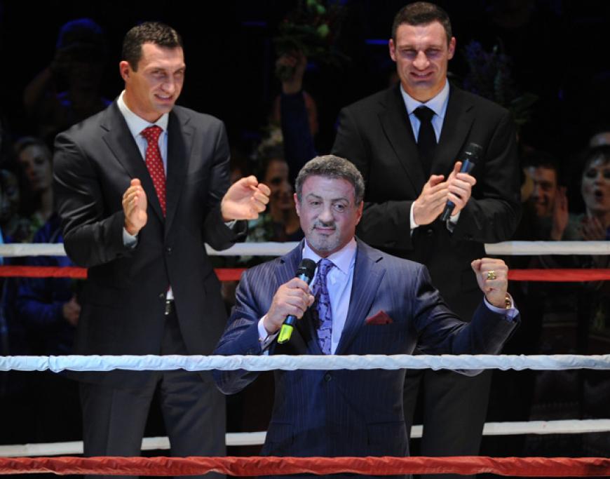 US-Schauspieler Sylvester Stallone (M) und die Boxer Vitali (r) und Wladimir Klitschko präsentieren das Bühnenstück, das nach dem Kult-Film von 1976 inszeniert wurde