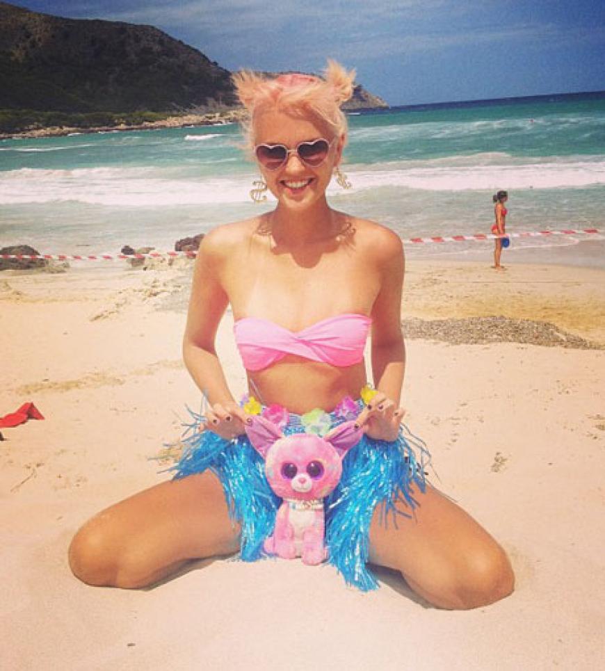 Neid! Hier macht It-Girl Bonnie Strange Urlaub und lässt sich die Sonne auf den Pelz scheinen. Mit dabei: eine Herzchenröckchen, ein knallblaues Baströckchen - und ein flauschiger Begleiter mit XXL-Knopfaugen