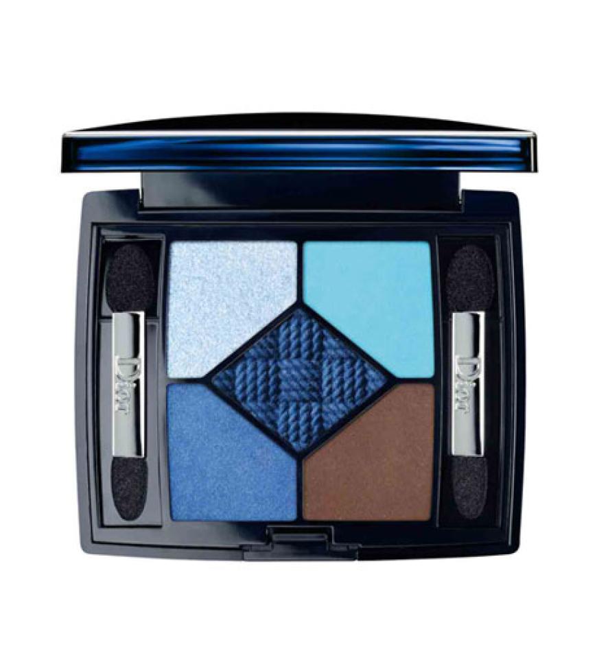 Wir machen Blau. Am liebsten Morgens, mittags und abends. Klappt perfekt und sieht unheimlich gut aus. Eyeshadow von Dior, ca. 55 Euro
