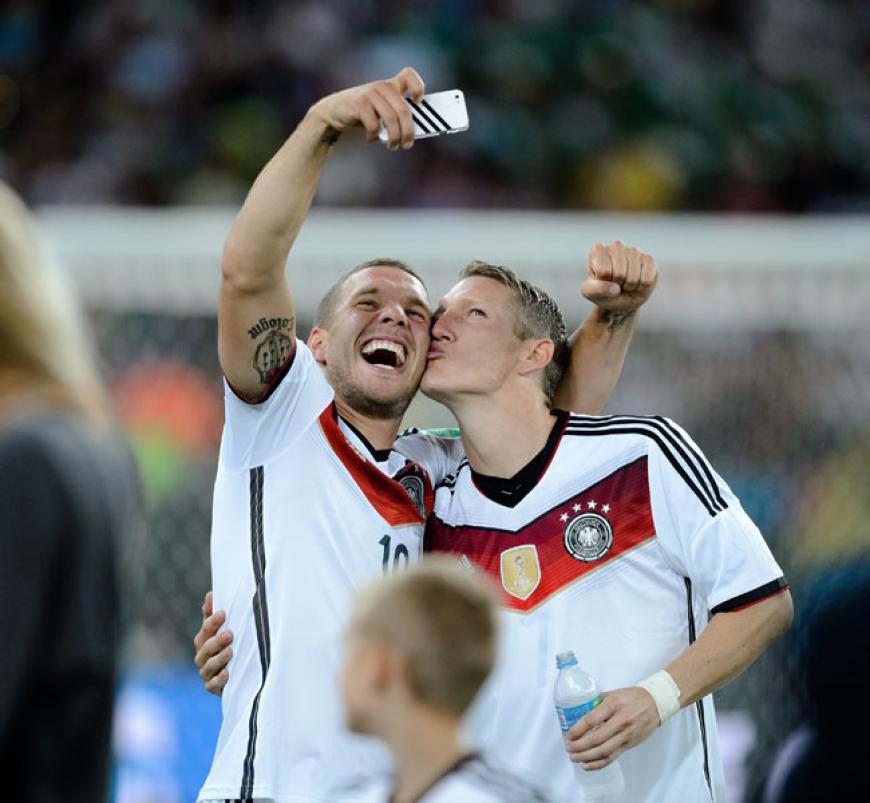 Eindeutig unser Lieblingspärchen des ganzen Abends. Bussi, Bussi, Bussi! Dieses Foto wird um die Welt gehen. Poldi twitterte es schließlich!