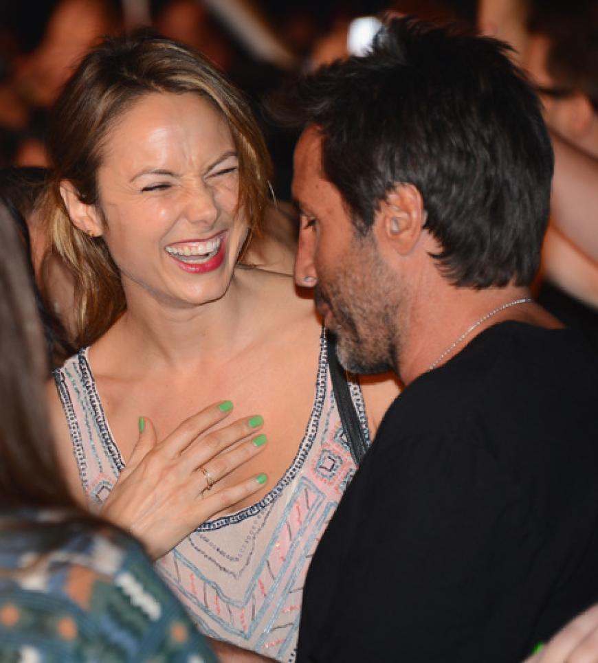 Erwischt! Stacy Keibler, Freundin von George Clooney, flirtete fremd. Wer der gutaussehende Unbekannte ist, ist nicht klar. Nur eines ist gewiss: Georg ist gaaaanz weit weg - bei Dreharbeiten in Berlin