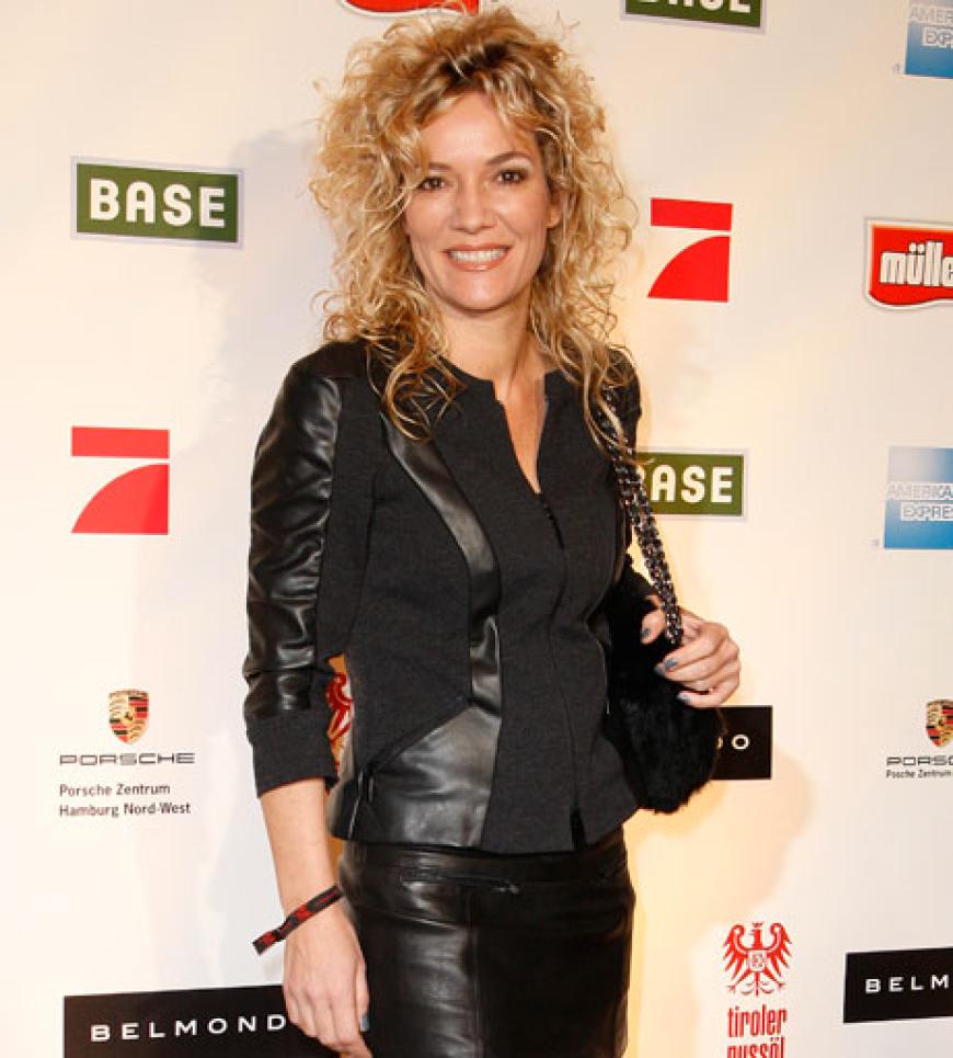Tribute to the 80s: Jessica Stockmann mit Lockenpracht