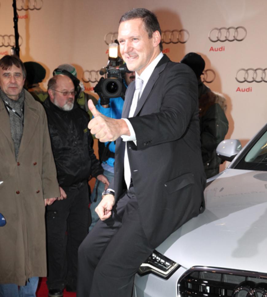Daumen hoch! Action-Star Ralf Möller posiert während der Audi Night vor einem Wage