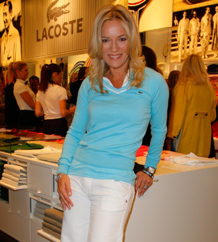 Jessica Stockmann kam natürlich´ im Lacoste-Outfit
