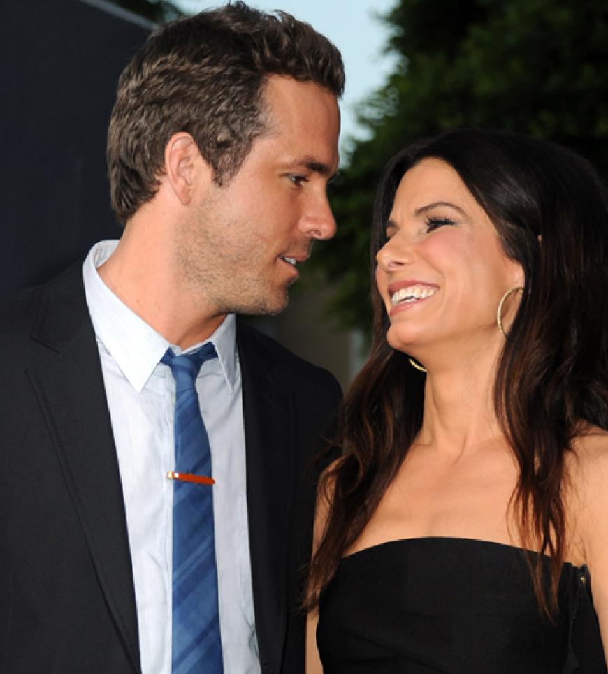 So ein strahlendes Lächeln! Lange hat man Sandra Bullock nicht mehr so happy gesehen. Ob es an Ryan Reynolds liegt? Angeblich verbindet die beiden ja nur ein