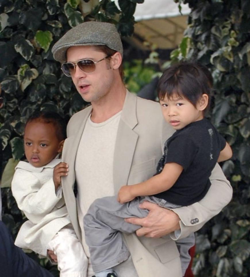 Süßer Doppelpack: Brad Pitt trägt seine Kinder stolz auf dem Arm