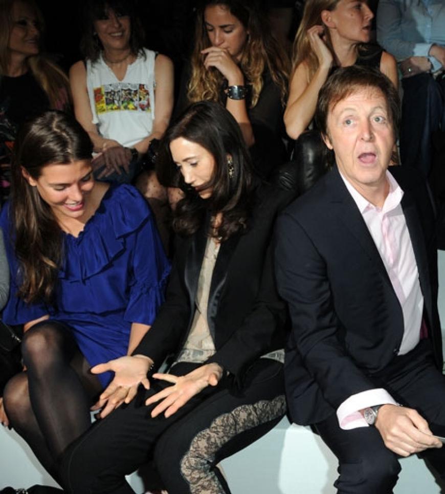 Die Frauen reden über Mode, während sich Beatles-Star Paul McCartney um die Fotografen kümmert
