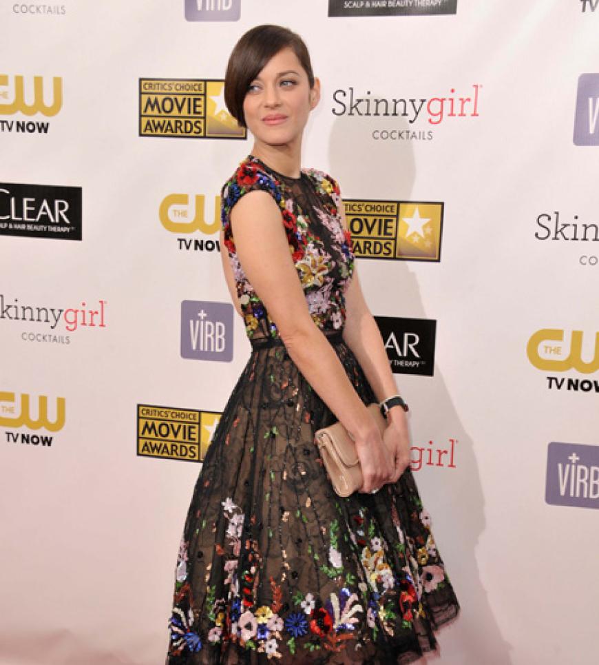 Hollywoodstar Marion Cotillards Robe von Zuhair Murad Couture ist opulent verziert. Die Blütenstickerein aus Pailletten geben diesem Kleid das gewisse Etwas.