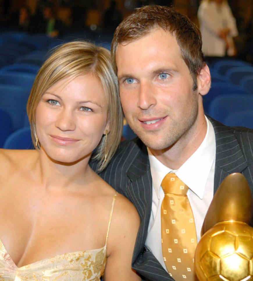 Der tschechische Torhüter Petr Cech mit seiner Frau Martina
