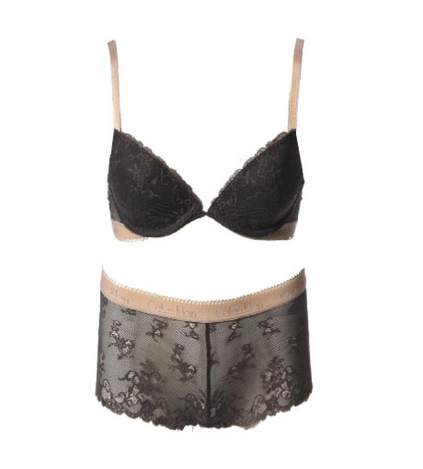 Sportliche Eleganz mit Labelbund von Calvin Klein: Push-up-BH ca. 80 Euro, Panty ca. 65 Euro