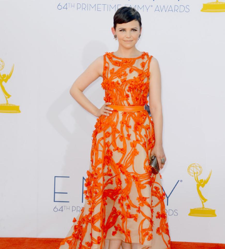 Bei den diesjährigen Emmy Awards trug die 34-Jährige ein farbenprächtiges Spitzenkleid von Designerin Monique Lhuillier.