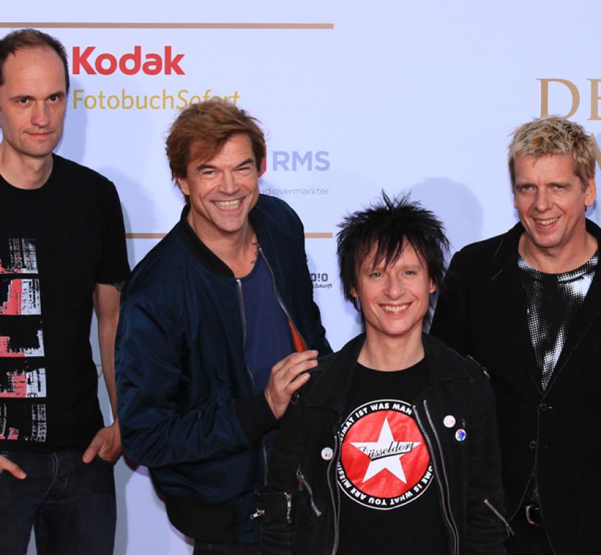 Campino durfte einen Preis übergeben und brachte gleich seine ganzen Jungs von Die Toten Hosen mit an die Elbe