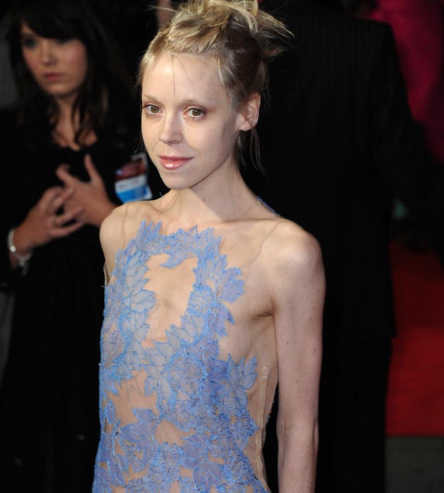 Antonia Campbell-Hughes stellt ihren mageren Körper in einerm transparenten Kleid zur Schau