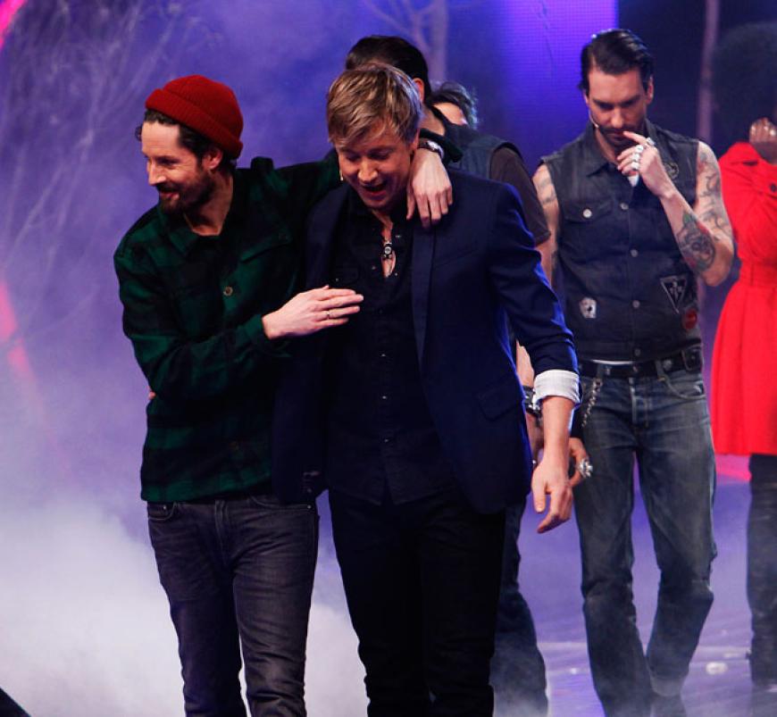 Die Coaches Max und Samu freuen sich über ihren Einzug ins Finale. Auch The BossHoss sind mit einem Talent vertreten, während Nena die letzte Show ohne eigenen Schützling genießen kann