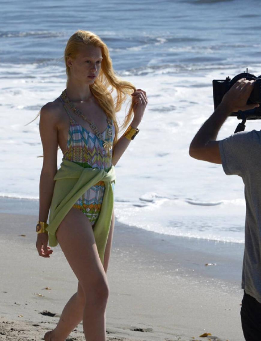 Auch Samantha wird am Strand abgelichtet
