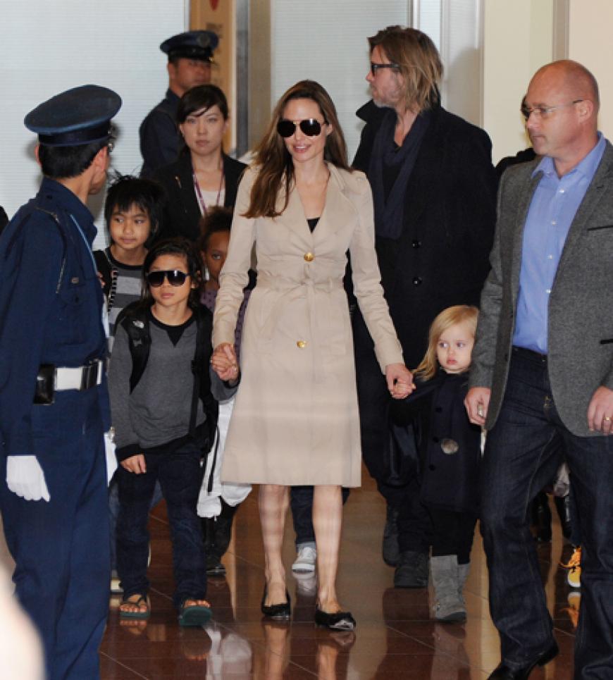 Next Stop: Tokio. Familie Jolie-Pitt reiste mit der ganzen Kinderschar in Japans Hauptstadt an