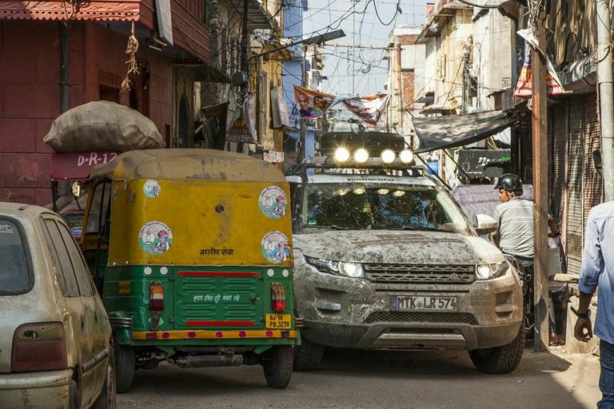 Oft wurde es eng: Doch Unfälle gab es auf der Land Rover Experience Tour nicht