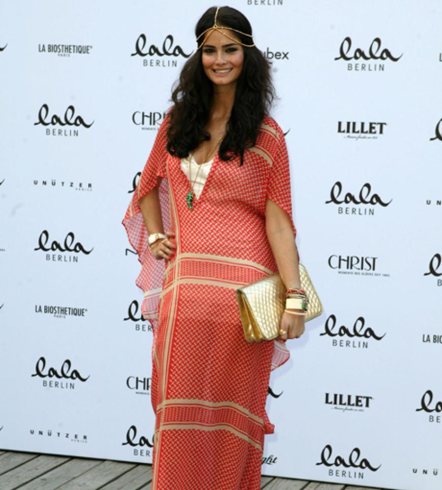 Wow, mit diesem Outfit zog Model Shermine Sharivar bei der Show von Lala Berlin alle Blicke auf sich