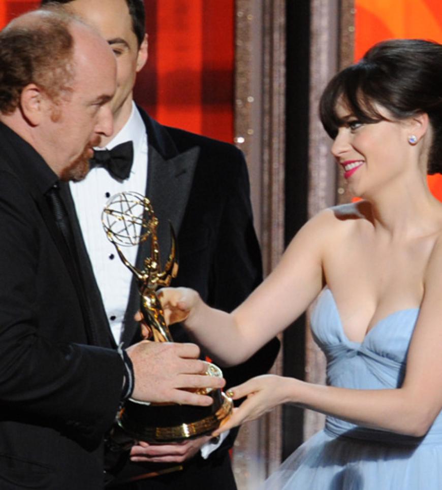 Die beiden übergaben den Award an Louis C.K. als besten Drehbuch einer Comedyserie für