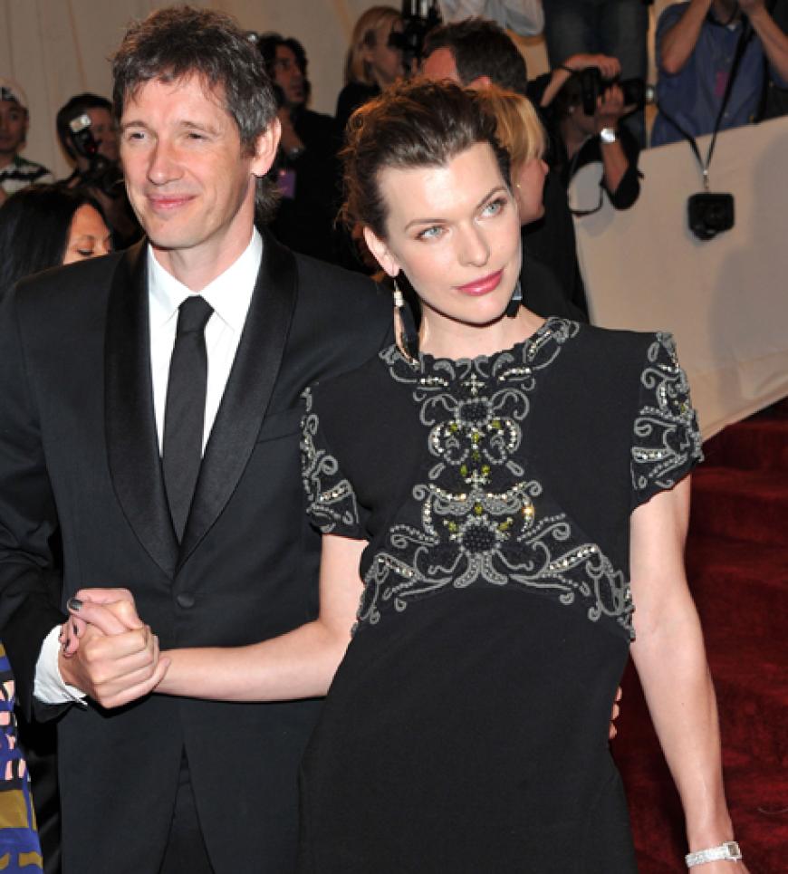 Milla Jovovich zeigte sich verliebt mit Paul Anderson auf dem Mode-Event der Superlative