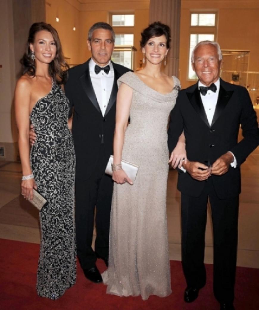 Designer Giorgio Armani (rechts) stattete sie aus: George Clooney mit Freundin Sarah Larson und Julia Roberts